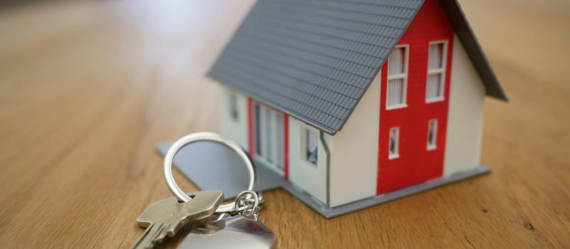 a photo of keys and house