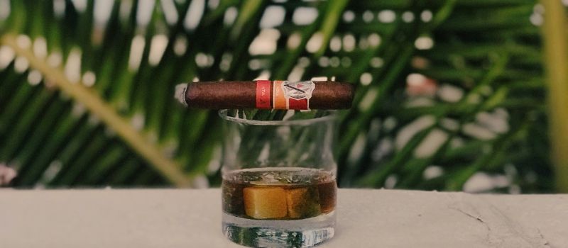 a photo of a tabacoo above liquor