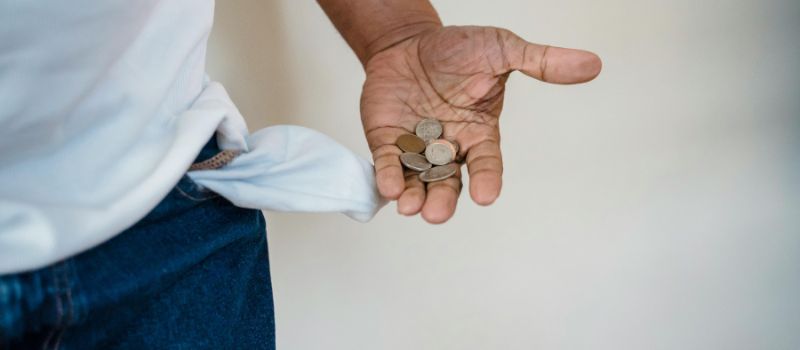 showing that he has no bill left only coins